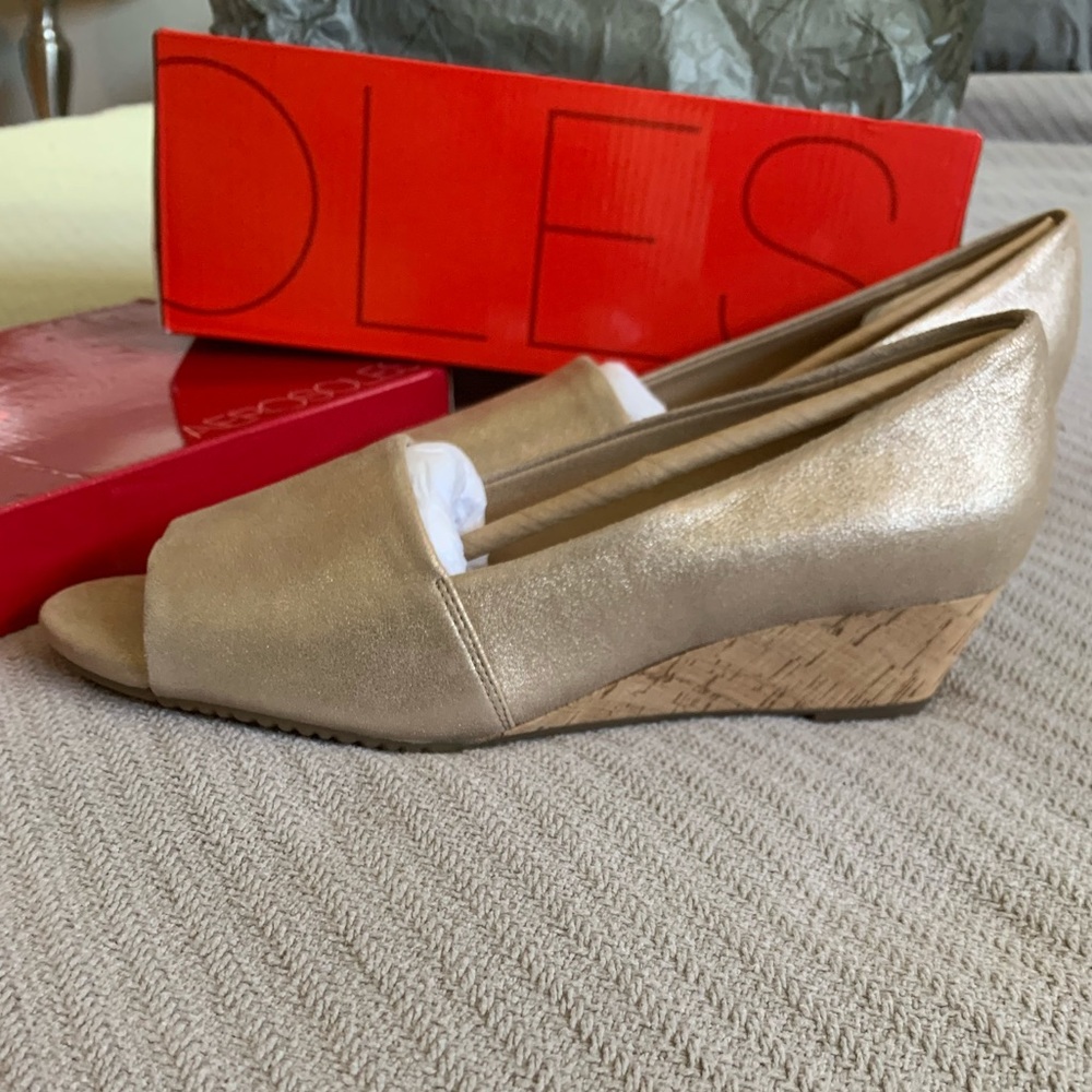 Aerosoles Gold Application pump 9.5 New in Box NIB